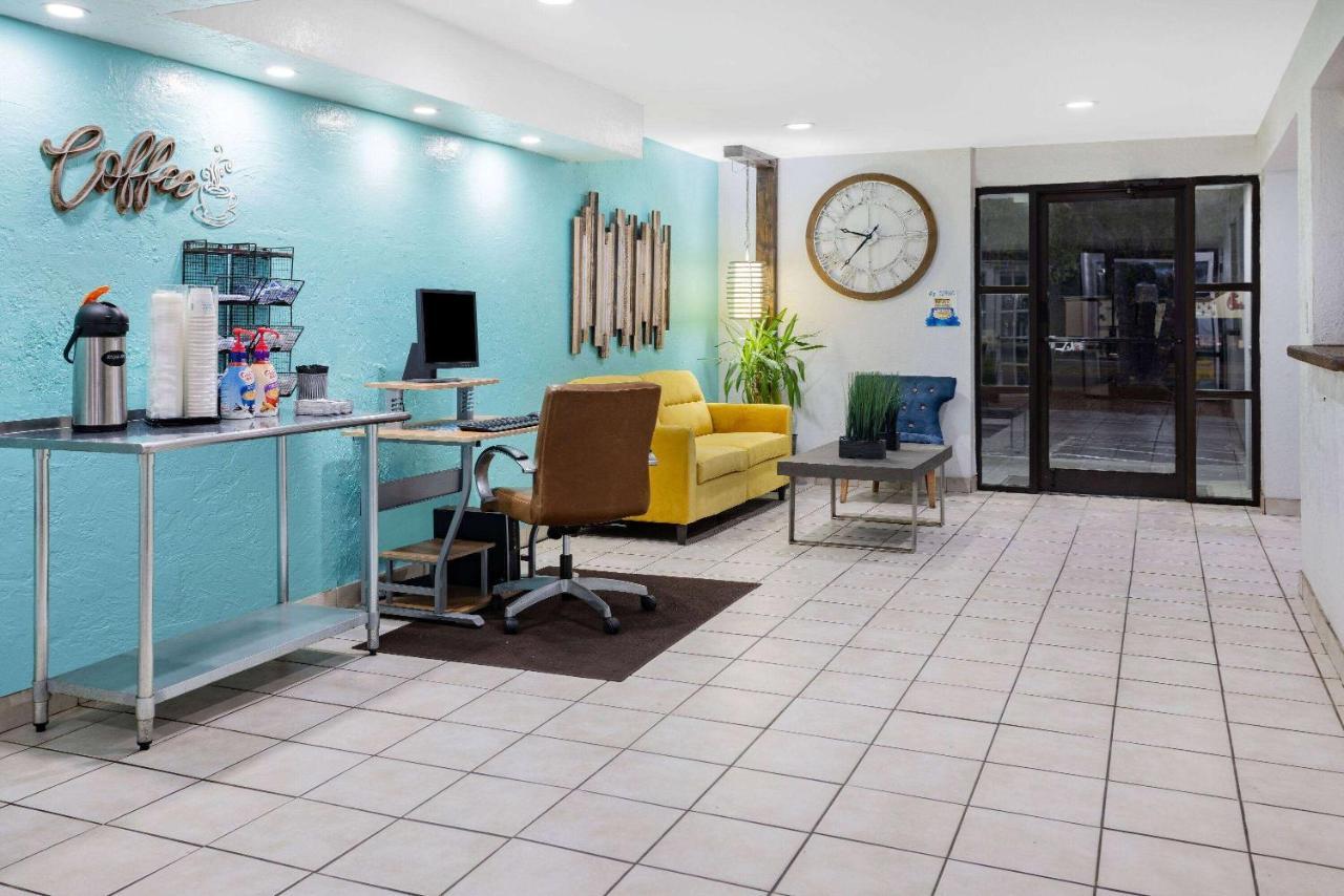Days Inn By Wyndham Raleigh Glenwood-Crabtree Eksteriør bilde
