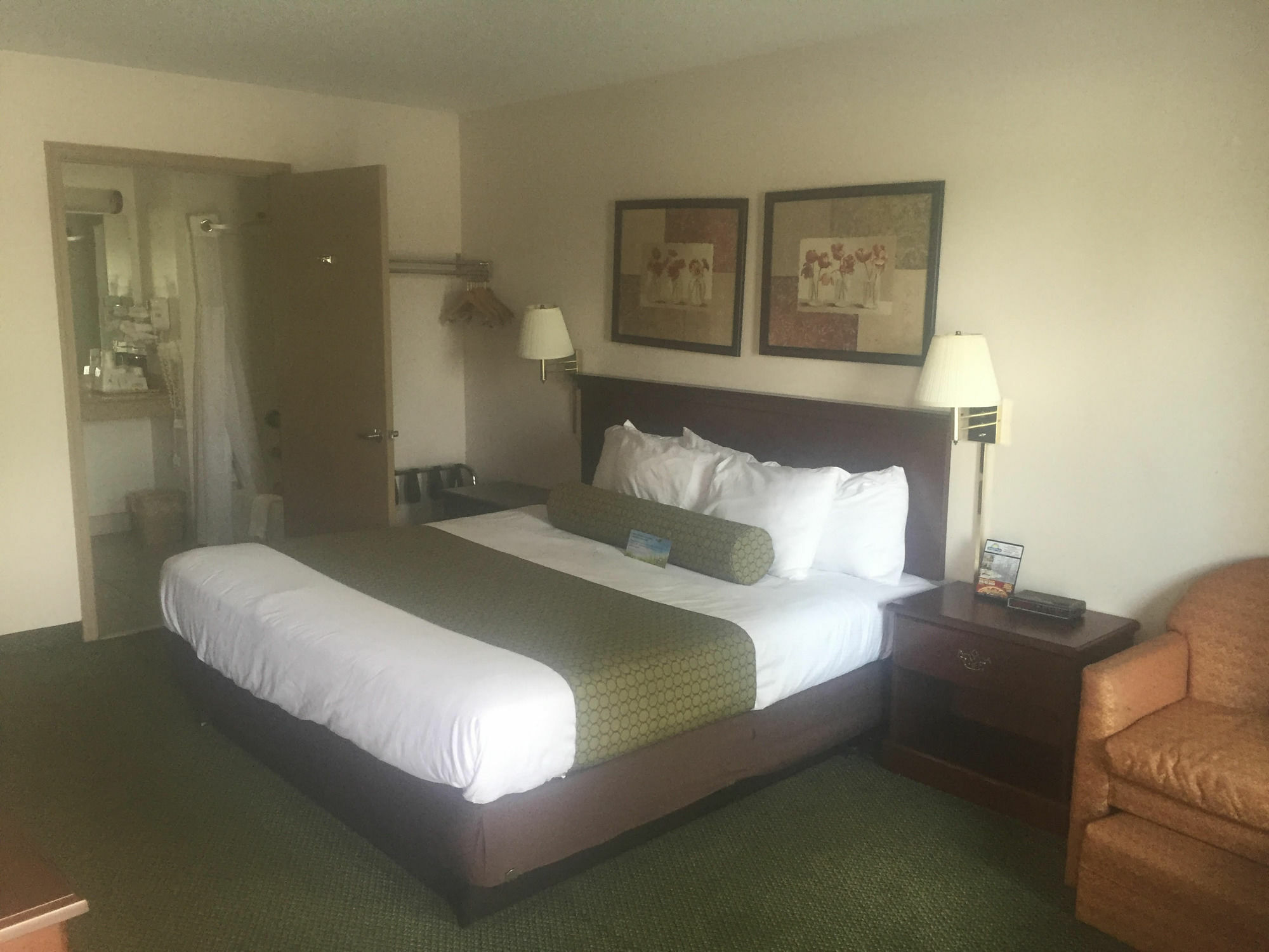 Days Inn By Wyndham Raleigh Glenwood-Crabtree Eksteriør bilde